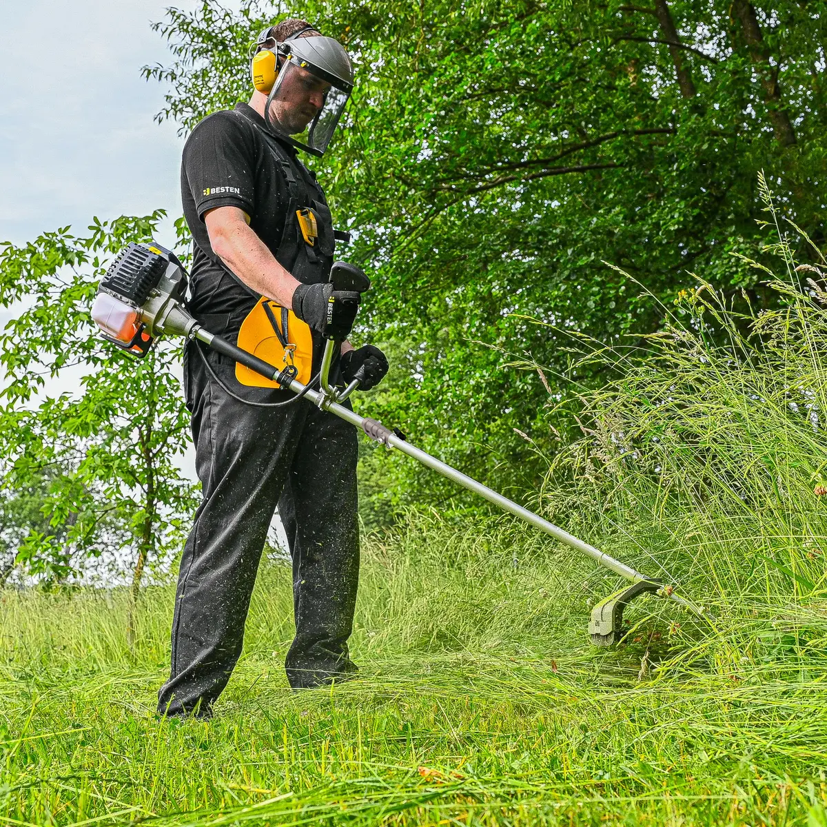 Zastosowanie kosy spalinowej BESTEN BE-2867 - przycinanie trawy, usuwanie chwastów, cięcie krzewów